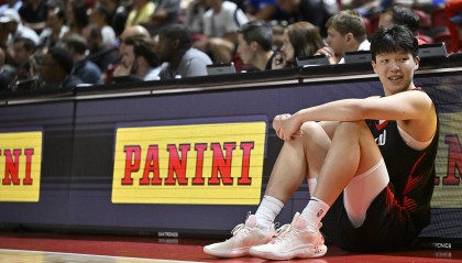 开云体育在线-媒体人：篮协对杨瀚森处理值得肯定 让他耗在这里没有太大意义