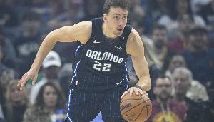 稳健发挥！小瓦20中9砍24+5+7零失误 第二节单节砍下15分