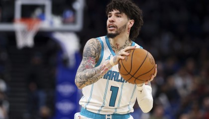 稳住别浪！三球半场12中7&amp;三分7中4砍20分5板3助 首节独揽13分