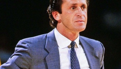 1笔签约达成，雄鹿酝酿大交易！NBA神级纪录诞生，湖人宣布新决定